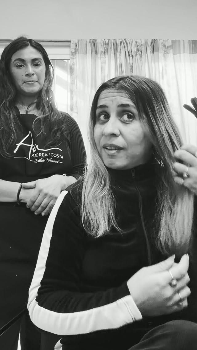Andrea Acosta junto a una clienta en el salón
